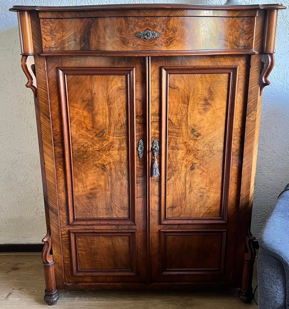 Antieke kast in Biedermeier-stijl van notenhout, Ophalen
