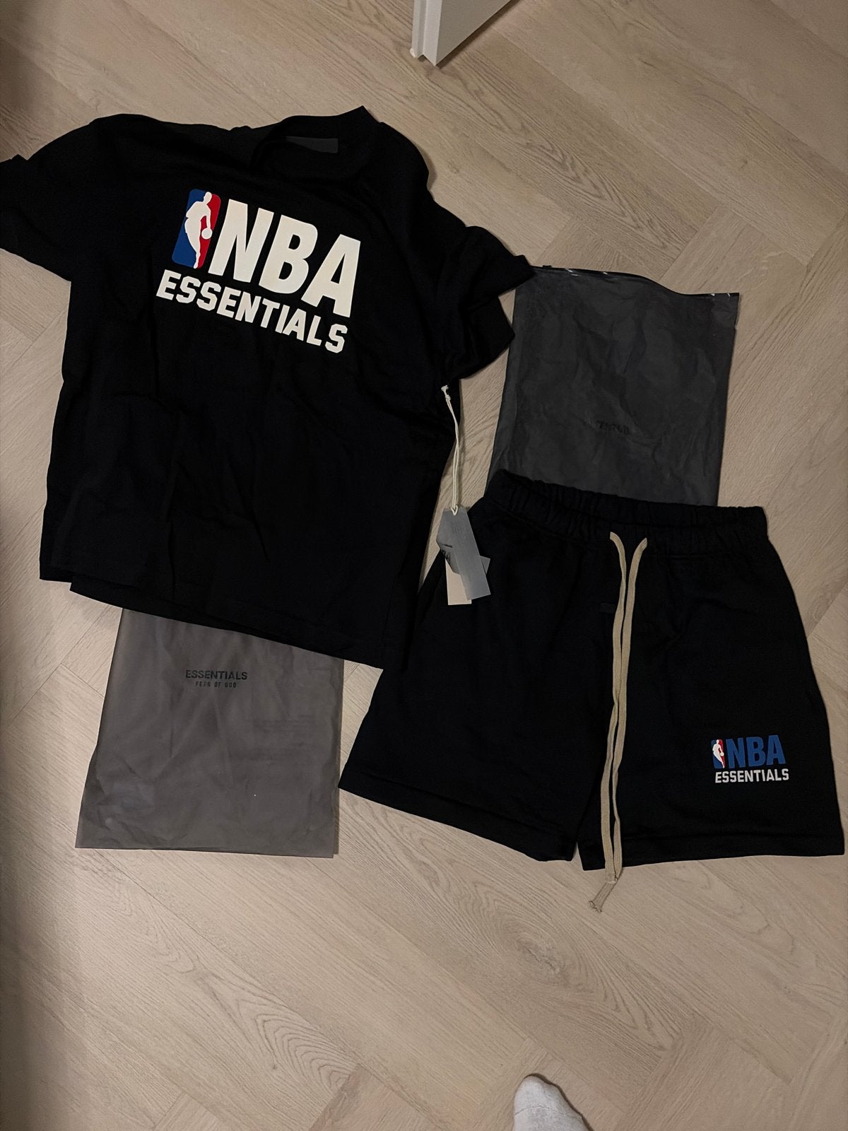 Fear of God Essentials NBA T-shirt en short set - Maat M, Ophalen of Verzenden, Nieuw, Maat 48/50 (M), Zwart