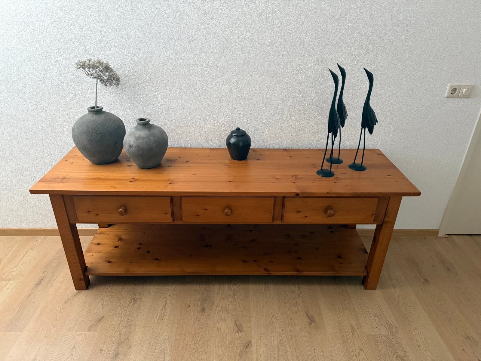 Massief houten side table met lades en opbergplank, Ophalen, Minder dan 45 cm, Gebruikt, 75 cm of meer