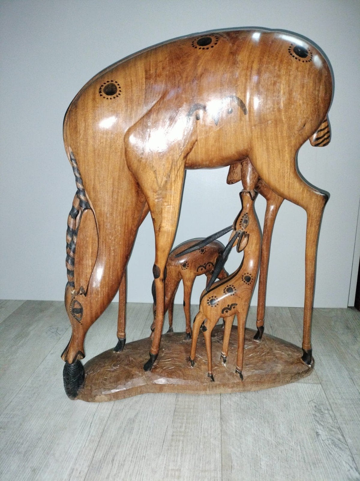 Houten sculptuur van een Gazelle 70X60  jong drinkt, Antiek en Kunst, Ophalen, 50 - 100 cm, Beeld, Hout