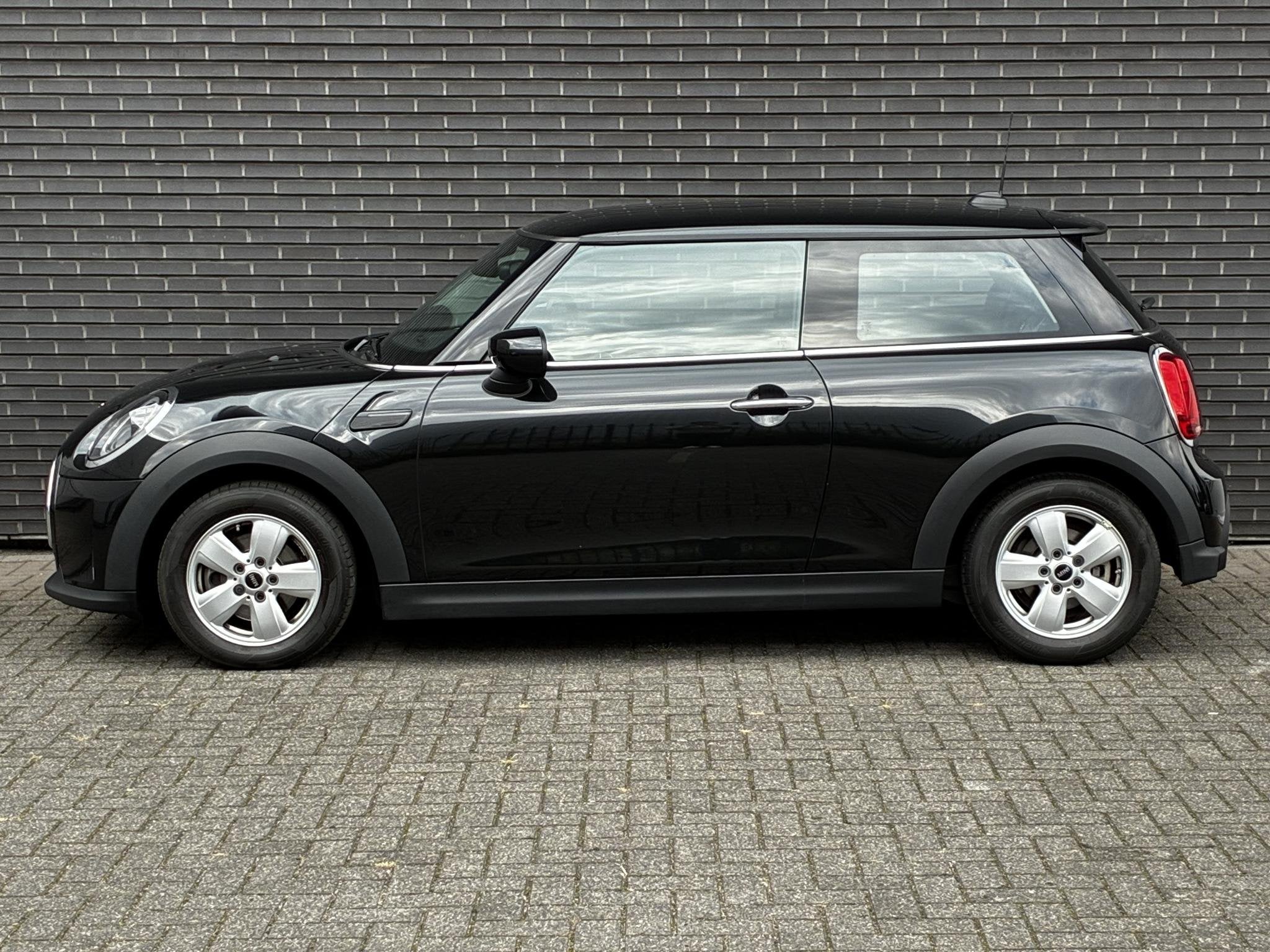 MINI Hatchback Cooper Essential Automaat 3 deurs / Navigatie, Dealer onderhouden, Gebruikt, 4 stoelen, Bedrijf