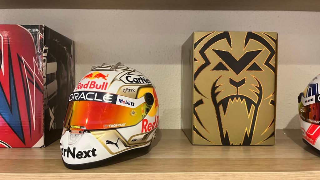 Max Verstappen Helm 1:2 - Season 2022, Verzamelen, Automerken, Motoren en Formule 1, Ophalen of Verzenden, Zo goed als nieuw, Formule 1