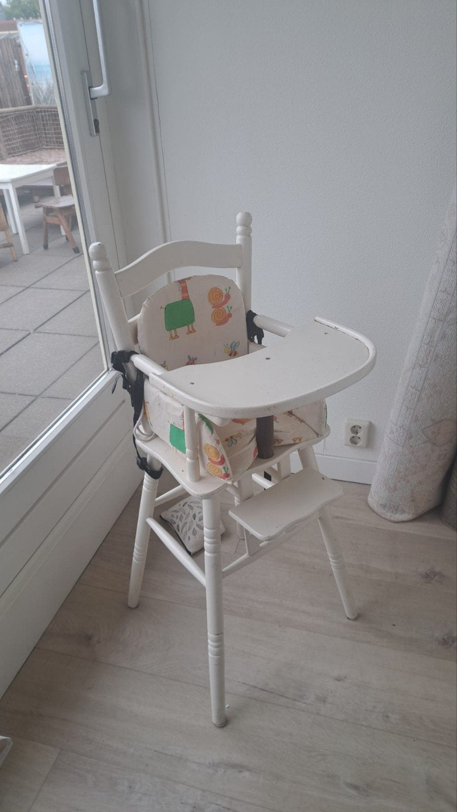 Witte houten kinderstoel met eetblad en gordel, Ophalen, Gebruikt, Overige typen, Afneembaar eetblad