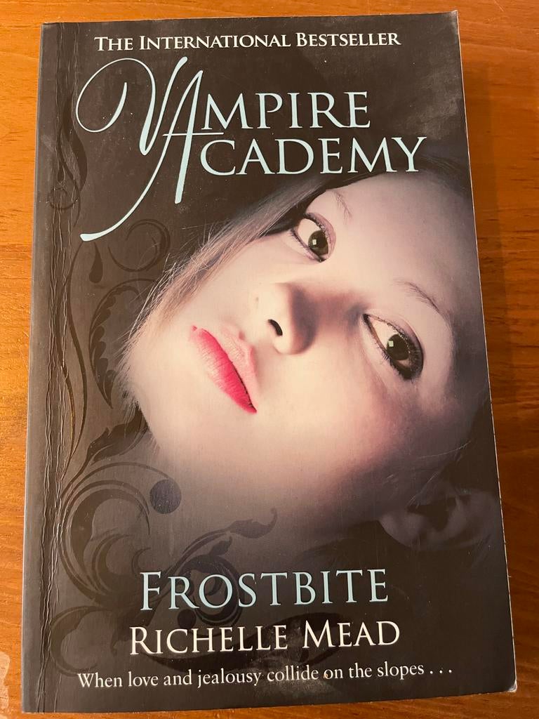 Vampire Academy Frostbite - Richelle Mead, Boeken, Ophalen of Verzenden, Zo goed als nieuw, Europa overig