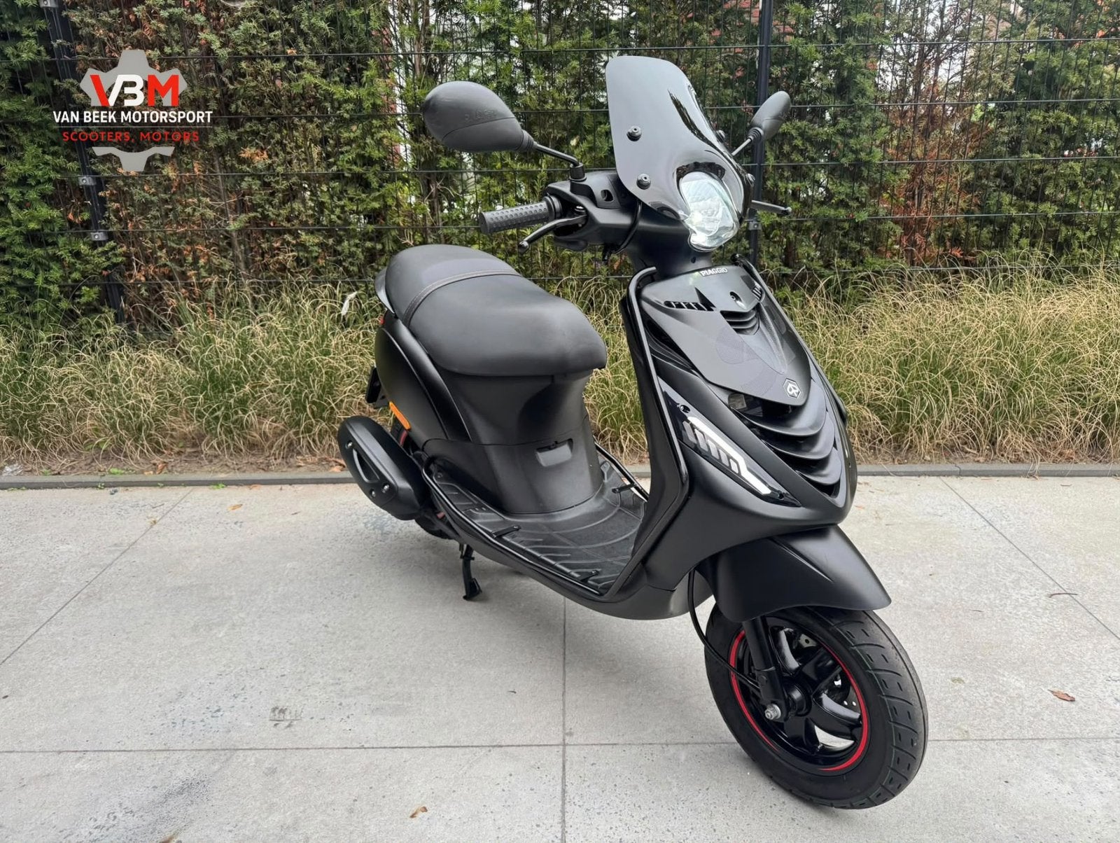 Piaggio zip 2020 mat zwart 1e eigen. alpha|led|valbeugels, Ophalen, Zip, 49 cc, Zo goed als nieuw