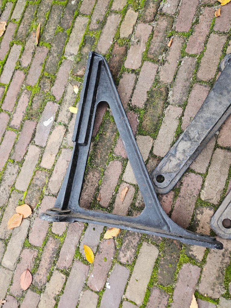 3 antieke gietijzeren steunen Hoog 60 cm Lang 60 cm, Ophalen, Zo goed als nieuw
