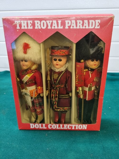 -	Drie poppen doll collection the royal parade, Verzamelen, Poppen, Ophalen of Verzenden, 'T Olde Gre-j, Info@toldegrej.nl, Endepoelstraat 20f Didam