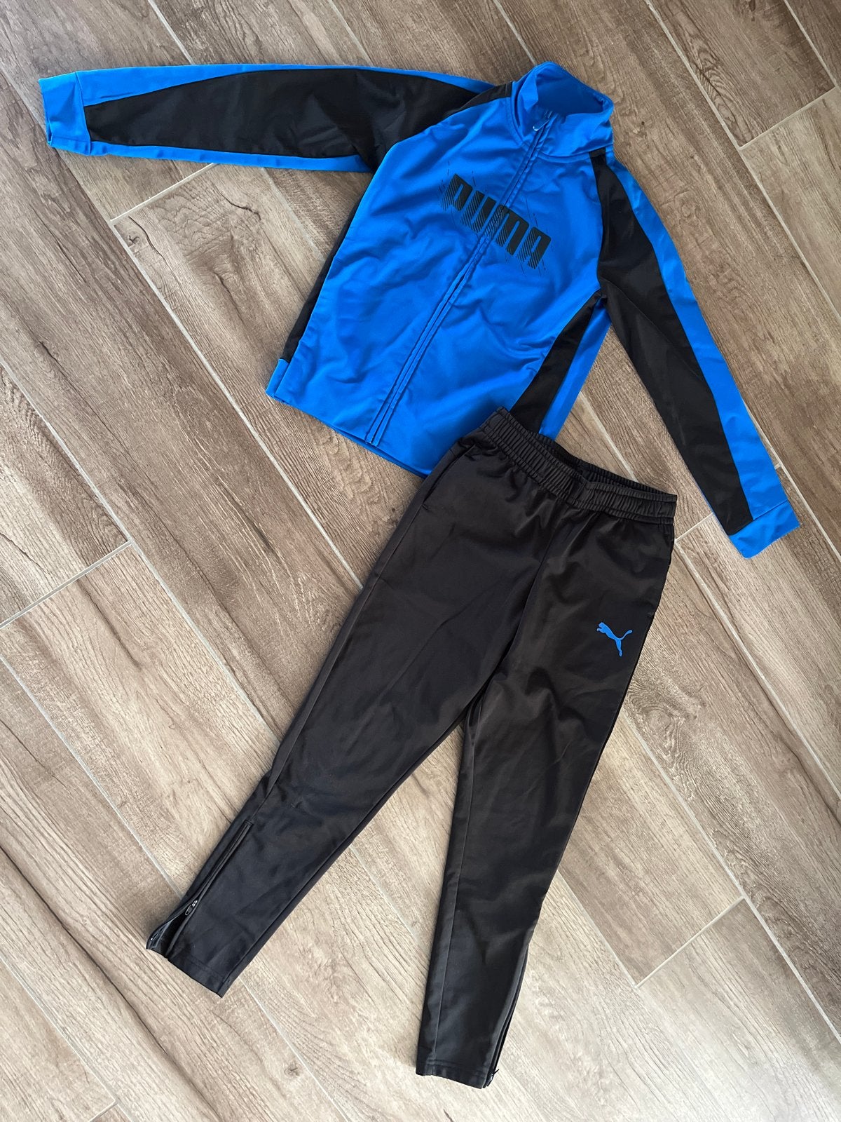 Puma trainingspak blauw/zwart - maat 140 (9-10 jaar), Kinderen en Baby's, Ophalen of Verzenden, Nieuw, Jongen, Setje