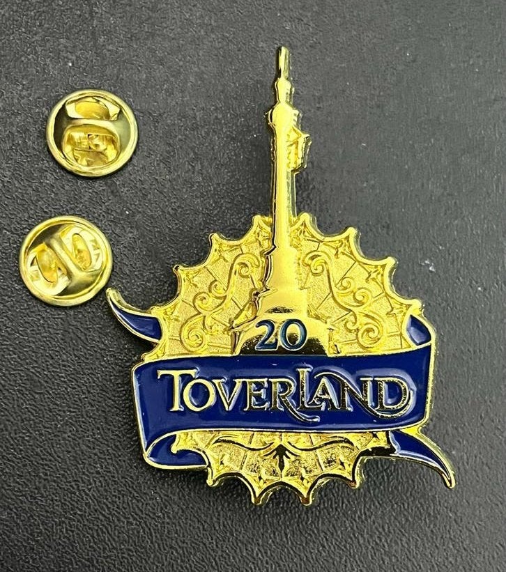Toverland 20 jaar jubileum speldje / pin, Verzamelen, Speldjes, Pins en Buttons, Ophalen of Verzenden, Zo goed als nieuw, Speldje of Pin