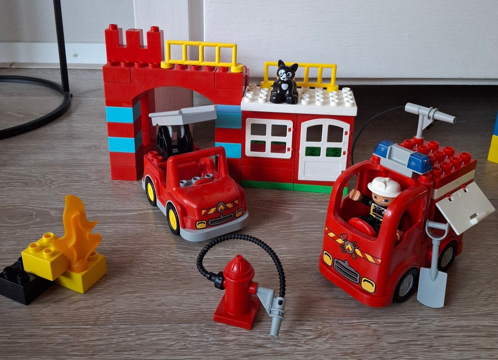 Brandweer kazerne met 2 auto' s, Kinderen en Baby's, Speelgoed | Duplo en Lego, Ophalen of Verzenden, Zo goed als nieuw, Duplo