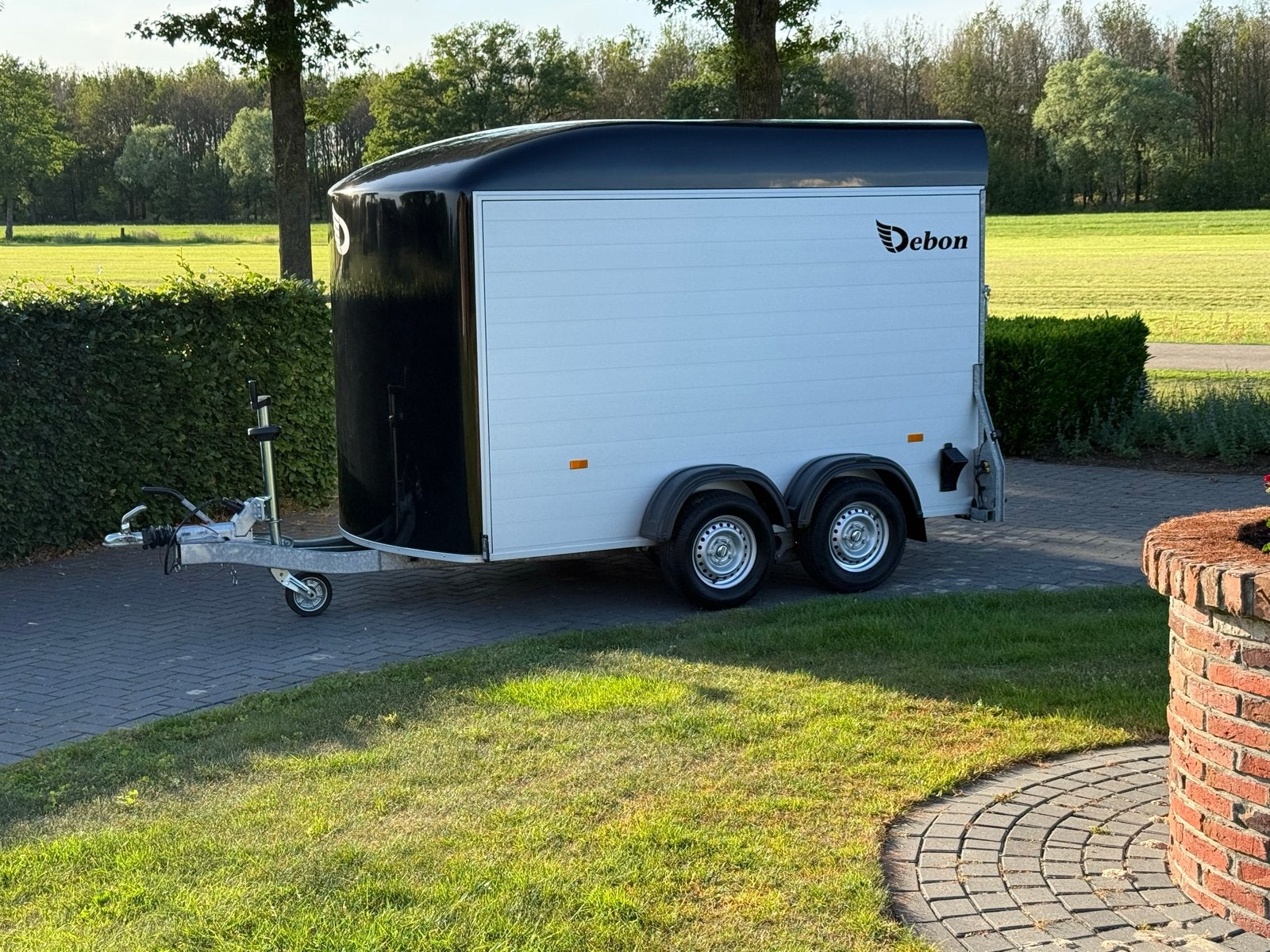 Gesloten Debon C500 aluminium aanhangwagen - 2 jaar oud, Ophalen of Verzenden, Zo goed als nieuw