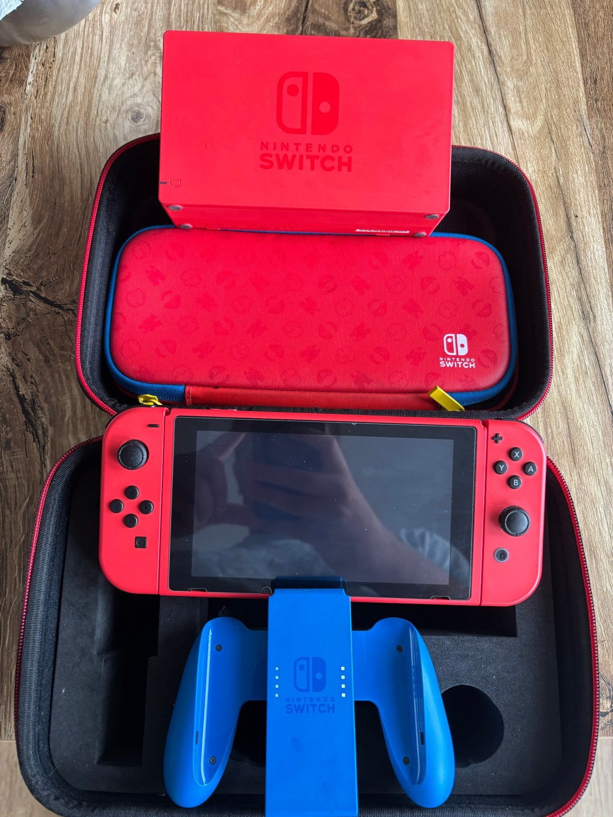 Nintendo Switch Mario Editie met Hoes en Pokémon Shield, Spelcomputers en Games, Met games, Met 2 controllers, Ophalen of Verzenden
