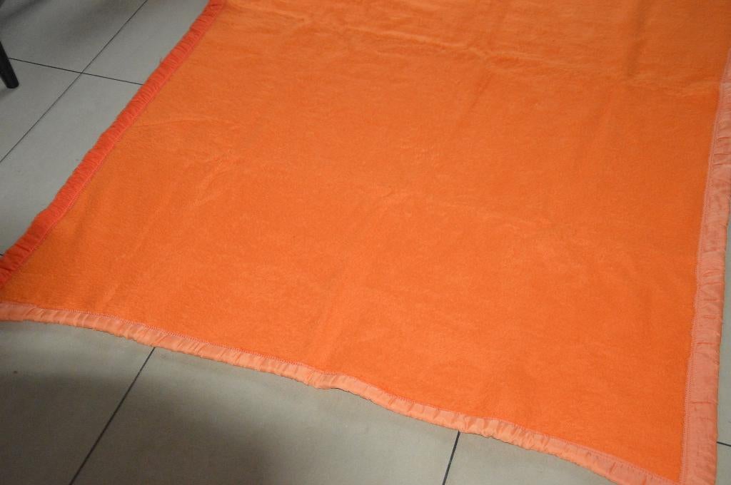 Vintage oranje/ gele dralon deken/ sprei / woondeken 143/200, Huis en Inrichting, Gebruikt, Eenpersoons, Oranje, Ophalen of Verzenden