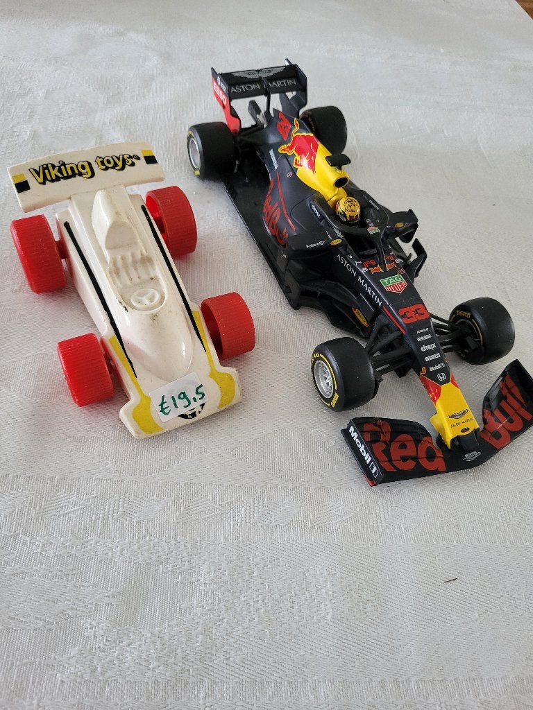 2 leuke raceauto's Red Bull nr 33 en Viking Toys nr 1, Ophalen of Verzenden, Gebruikt, Auto, Bburago