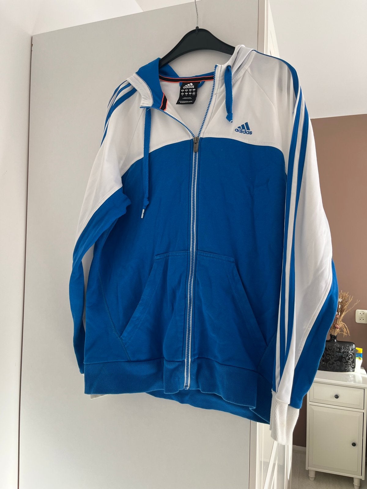 Adidas trainingsjack met capuchon - Lichtblauw/Wit - Maat M, Kleding | Heren, Ophalen of Verzenden, Gedragen, Maat 48/50 (M), Blauw