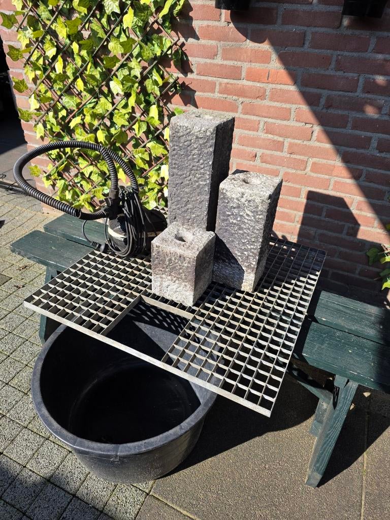 Water fontein tuin met pomp rooster., Ophalen of Verzenden, Gebruikt, Beton, Fontein