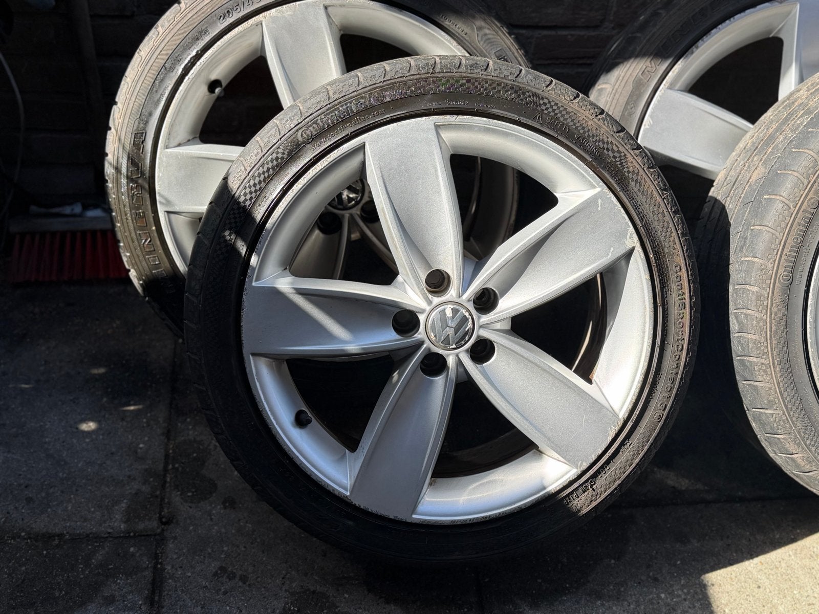 VW 17-inch velgen met zomerbanden (205/45 R17), Auto diversen, Ophalen, Gebruikt