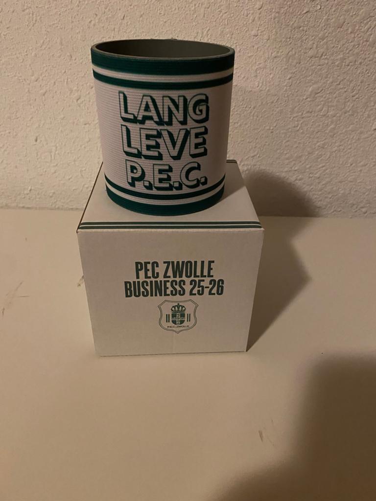 PEC Zwolle aanvoerdersband / speld – nieuw, Ophalen of Verzenden, Nieuw