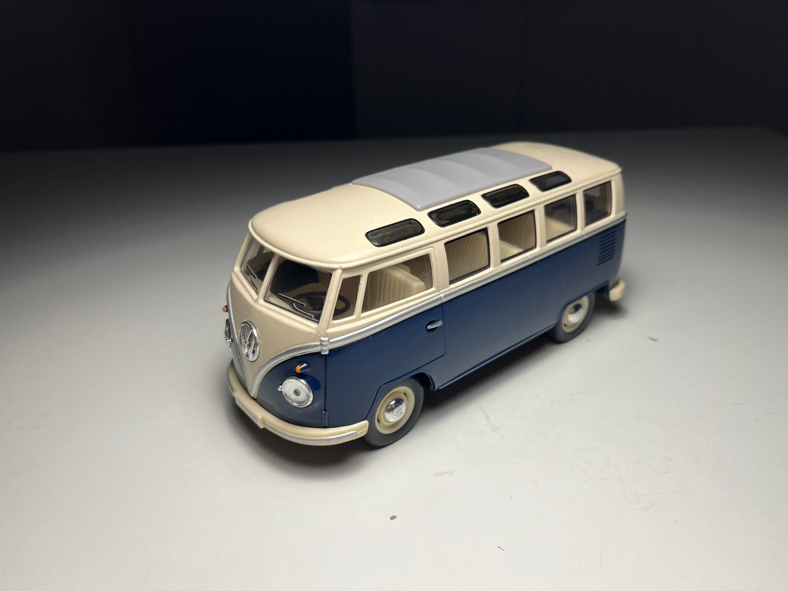 Kinsmart - 1962 Volkswagen Classical Bus - Schaal 1:24, Verzenden, Zo goed als nieuw, Bus of Vrachtwagen, Overige merken