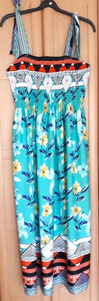 Leuke jurk met smock lijfje en splitten - Mt 48 -Nieuw, Kleding | Dames, Grote Maten, Ophalen of Verzenden, Nieuw, Meerkleurig