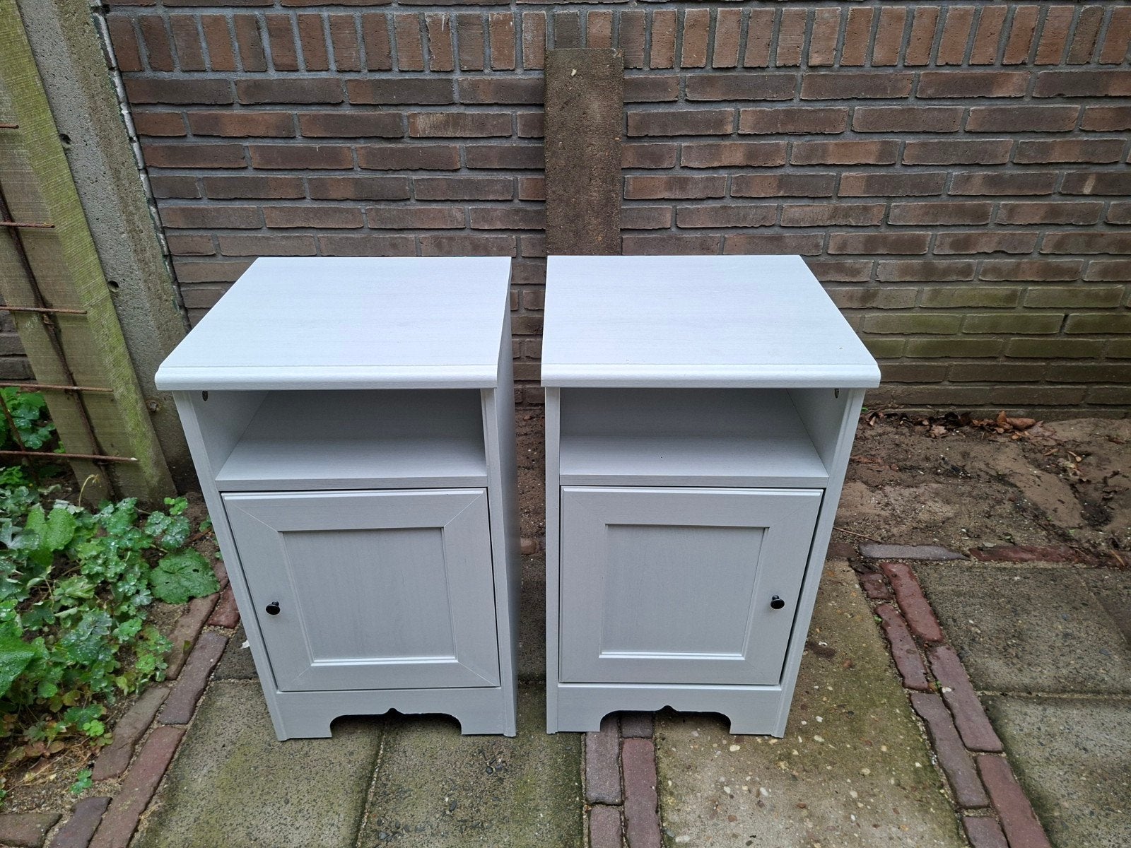 Set van 2 grijze nachtkastjes met deurtje, Huis en Inrichting, Ophalen