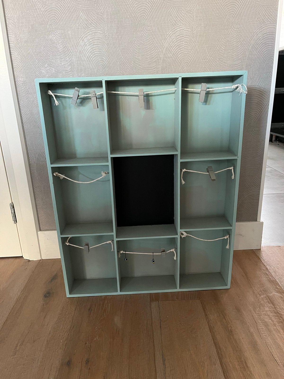 Wandkastje 51x64 cm met krijtbord en wasknijpers, Huis en Inrichting, Ophalen of Verzenden, Gebruikt