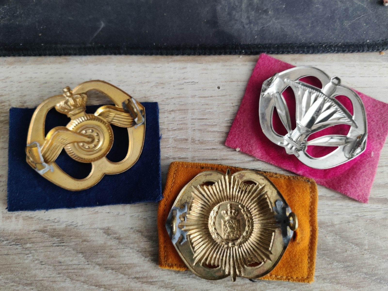 Baretemblemen, Verzamelen, Militaria | Algemeen, Ophalen of Verzenden, Landmacht, Nederland, Embleem of Badge