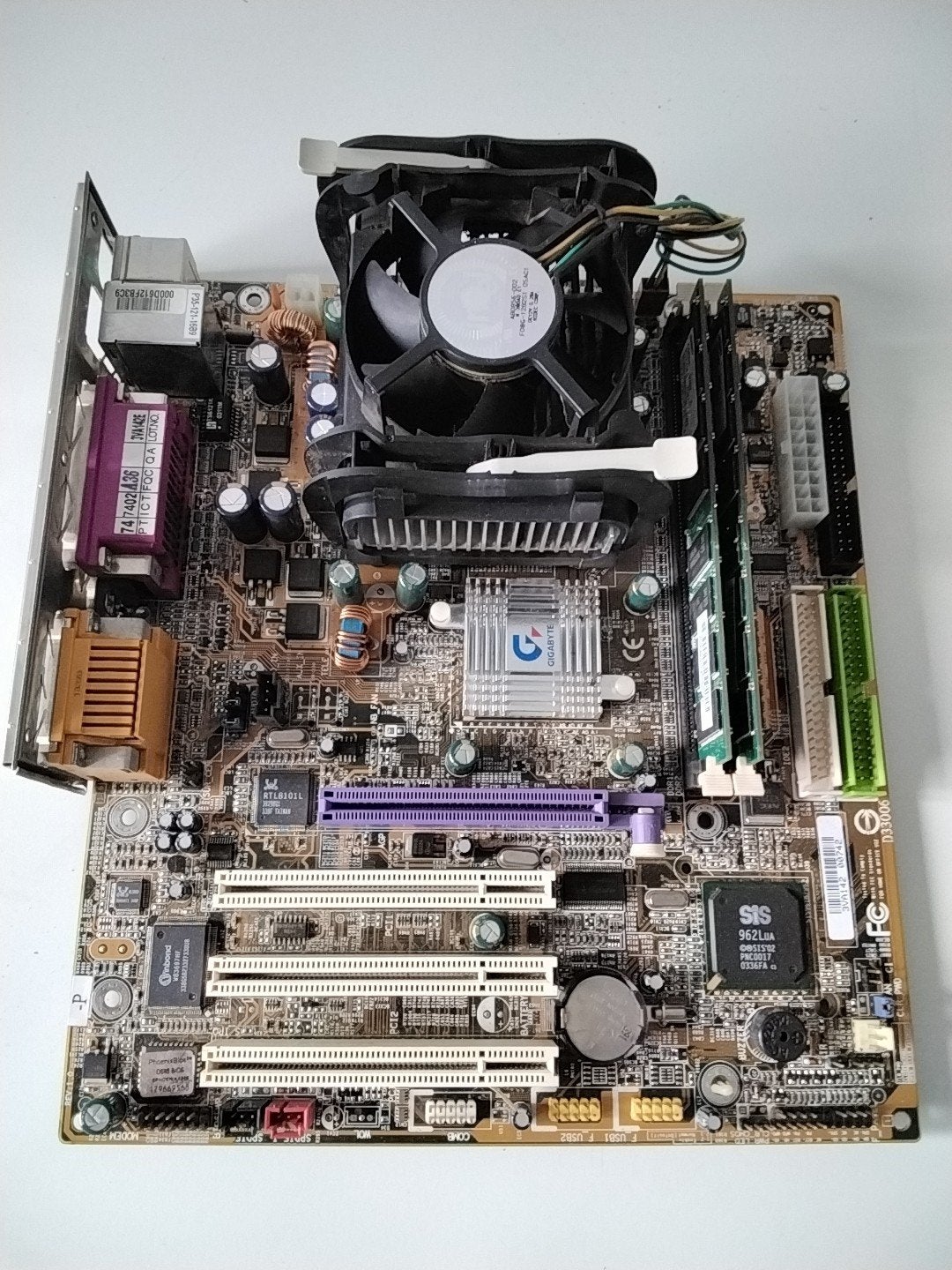 Micro-ATX moederbord Gigabyte met Pentium 4 processor, Computers en Software, Ophalen of Verzenden