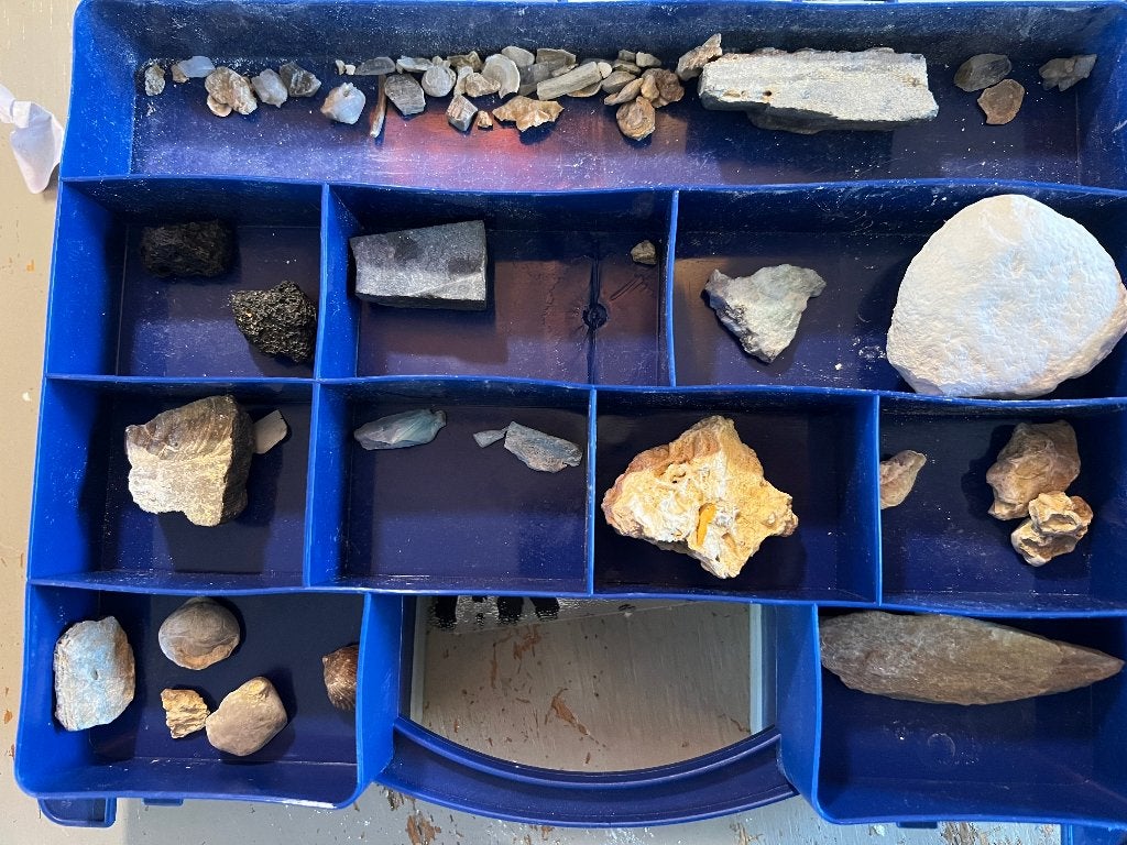 Vintage oude mineralen gesteente stenen fossielen doosje vol, Ophalen of Verzenden, Fossiel