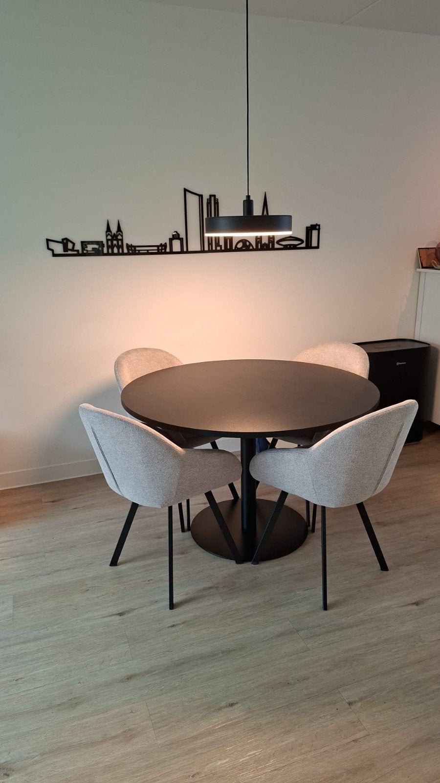Zwarte ronde eettafel (110 cm) met 4 grijze stoelen, Huis en Inrichting, Ophalen of Verzenden