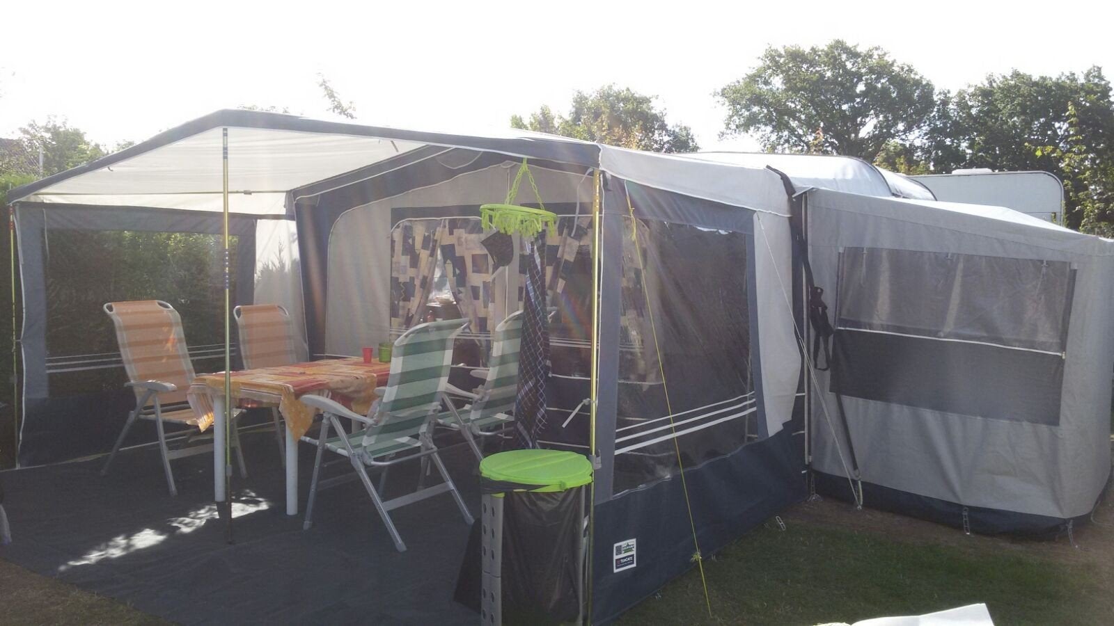 nette Adria caravan met voortent, Gascomfoor, Treinzit, Dwarsbed, Particulier