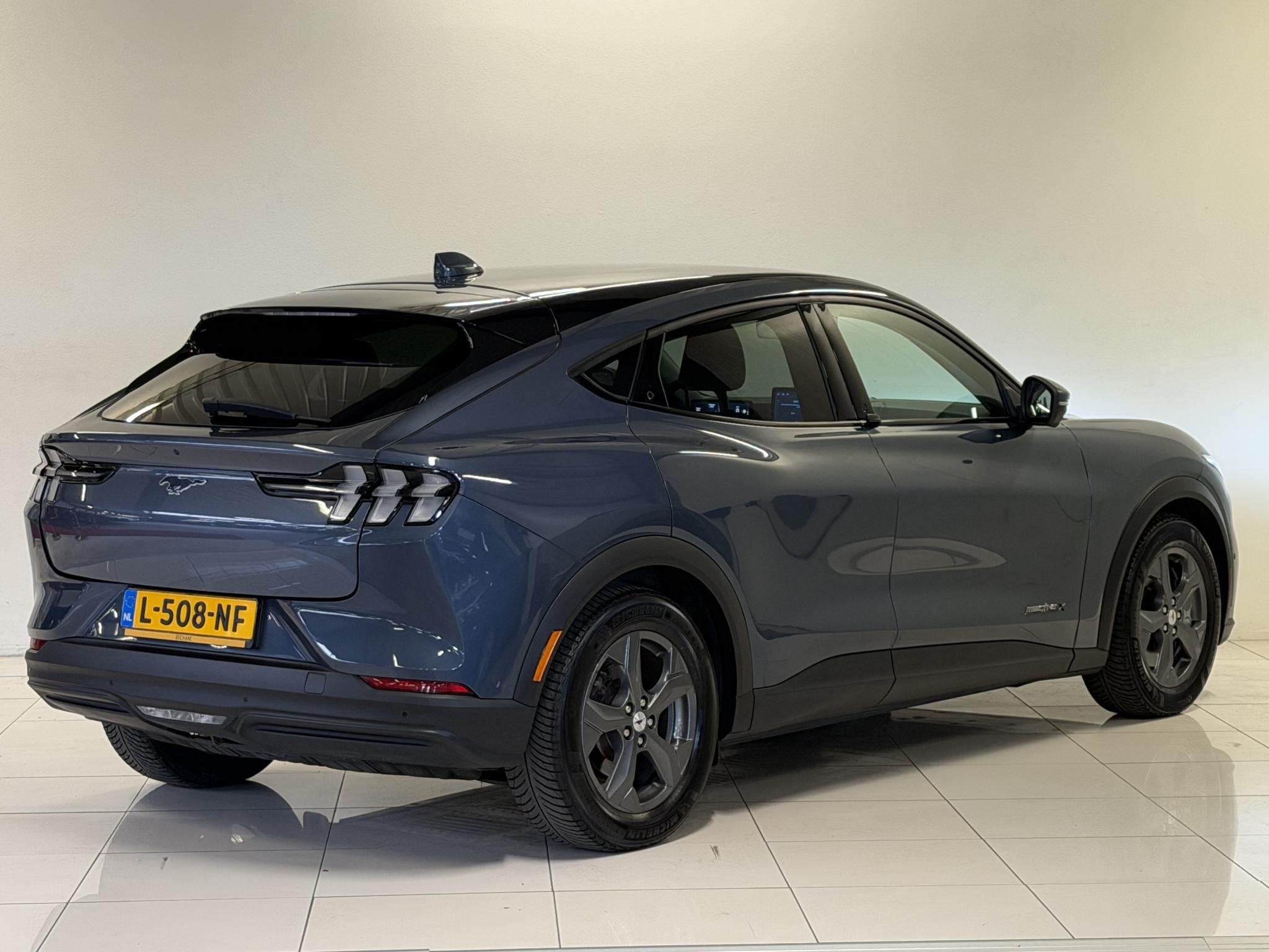 Ford Mustang Mach-E Extended RWD 98 kWh | SoH 93% | Trekhaak, Auto's, Dealer onderhouden, Gebruikt, Met garantie (alle), Blauw