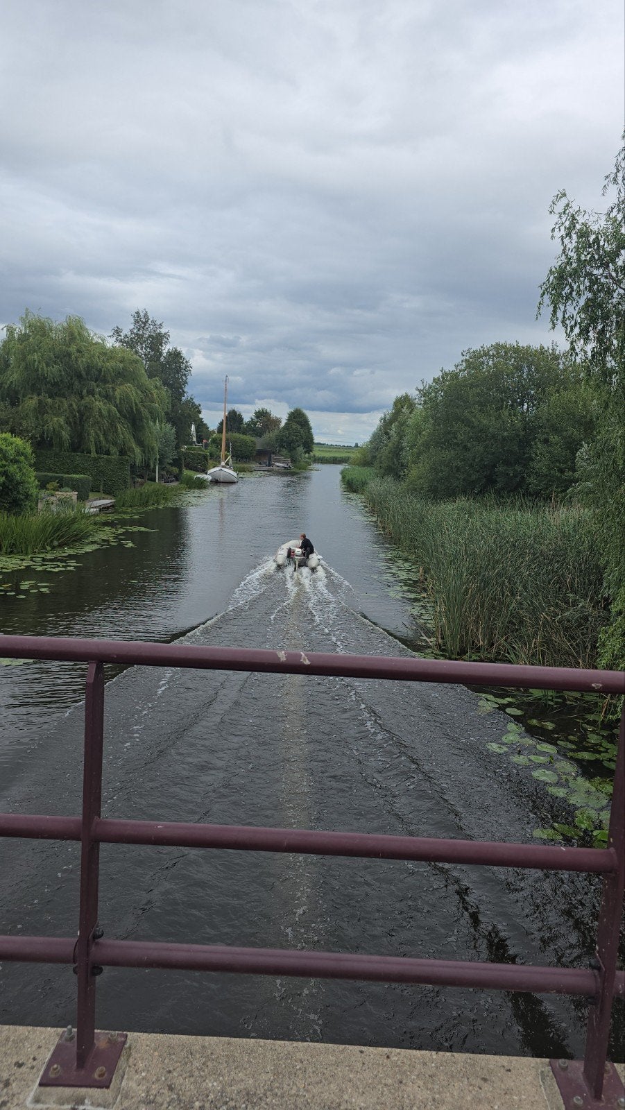 Rubberboot met Johnson 5.0 motor en strandtrailer, Ophalen