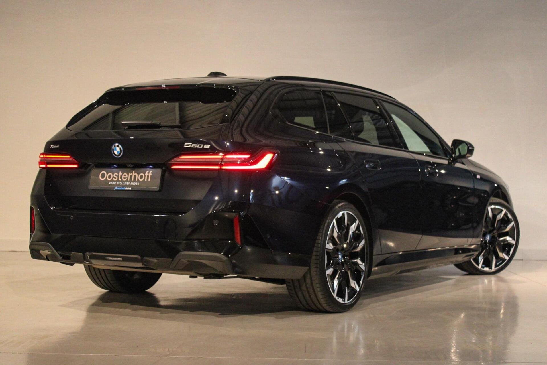 BMW 5-serie Touring 550e xDrive M-sport PANO | 4w-best | HUD, Automaat, 2000 kg, Zwart, 489 pk