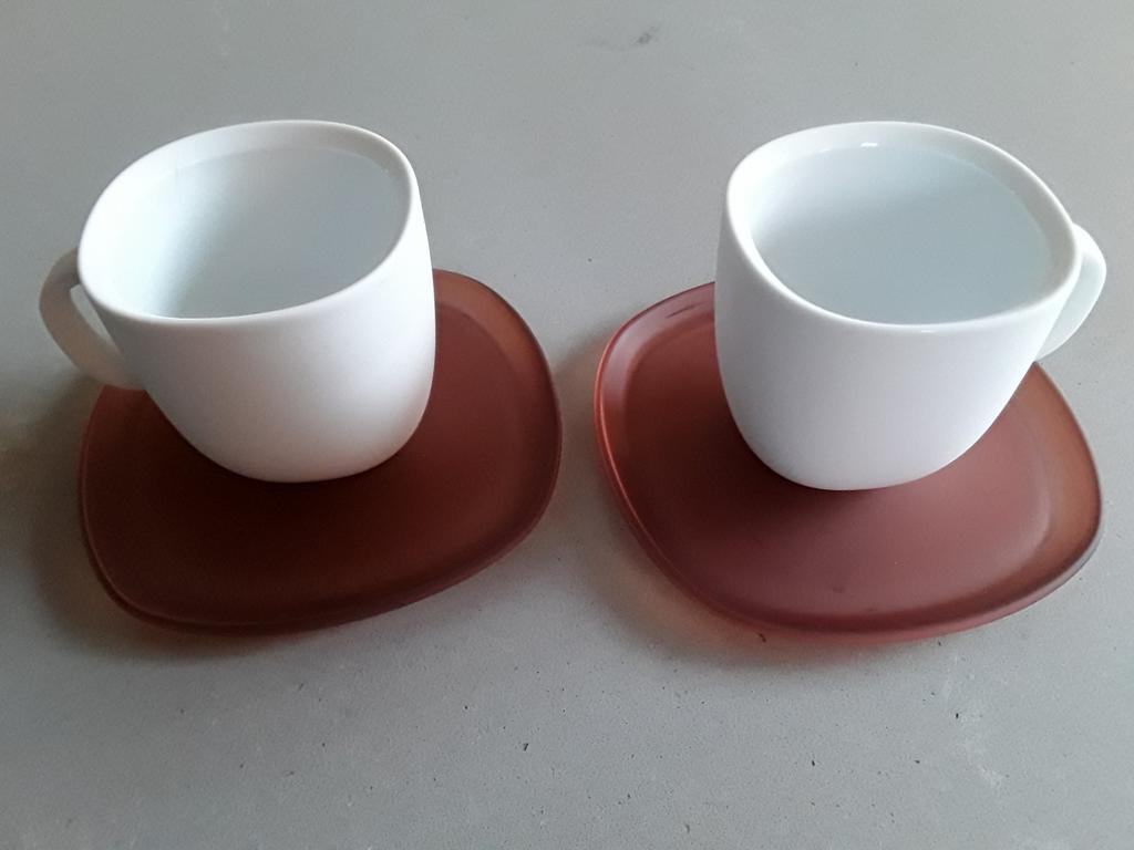 Set 2 Nespresso koffiekopjes + roodbruine glazen schoteltjes, Ophalen of Verzenden