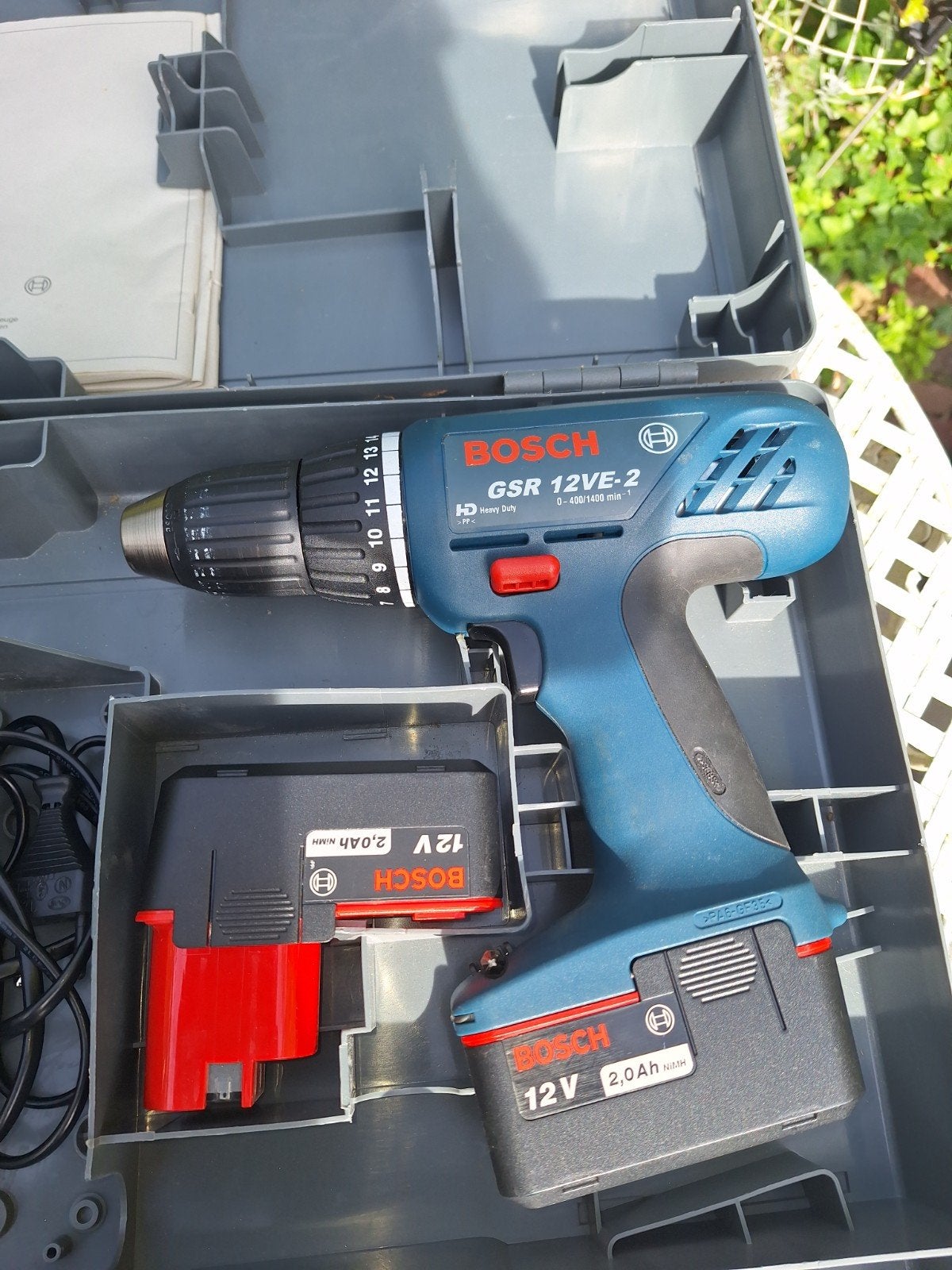 Bosch GSR 12VE-2 Accuboormachine met 2 accu's en lader, Gebruikt, Variabele snelheid, Ophalen of Verzenden, Boor- en Schroefmachine