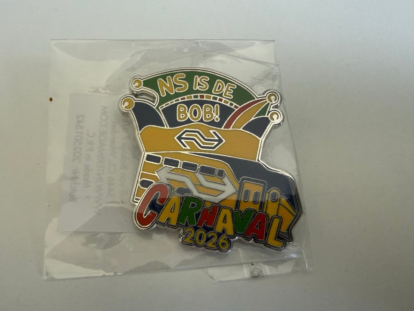 NS Carnaval 2026 Speldje - 'NS IS DE BOB!', Ophalen of Verzenden, Nieuw, Transport, Speldje of Pin
