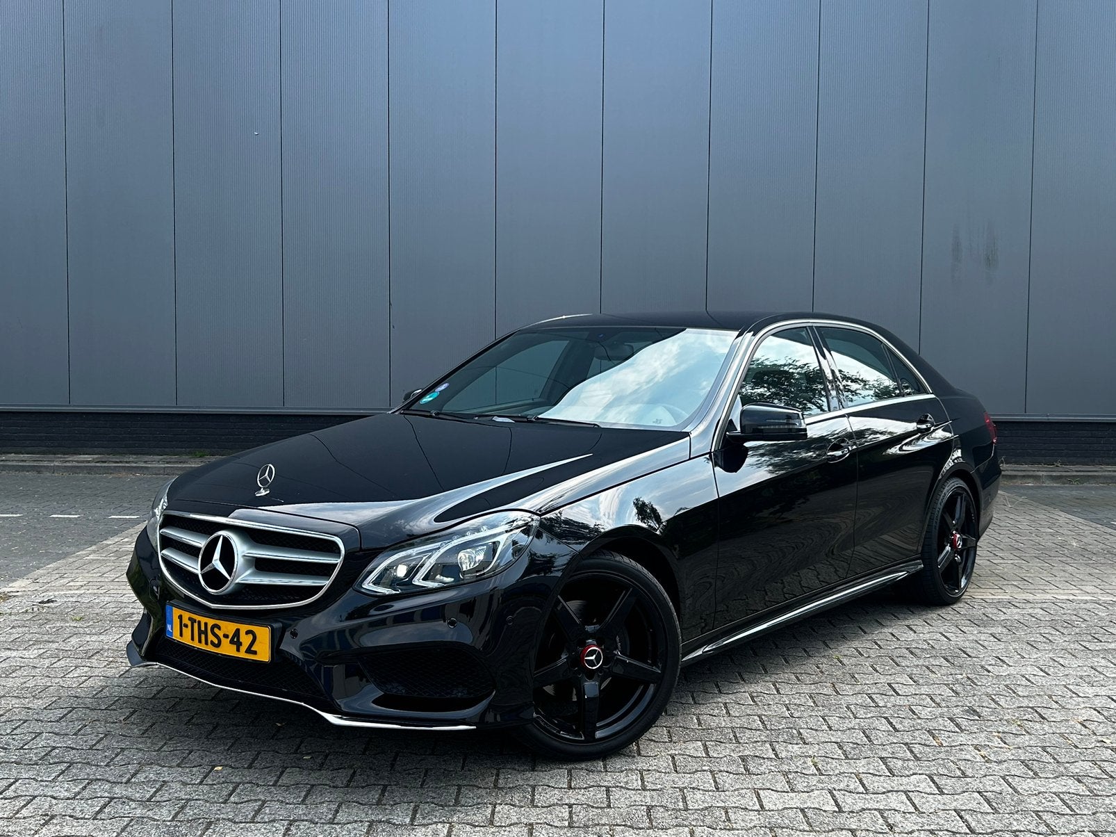 Mercedes E-klasse E200 2.0 / AMG-pakket/ NAP / Org NL, Auto's, Achterwielaandrijving, 4 cilinders, Leder en Stof, Zwart