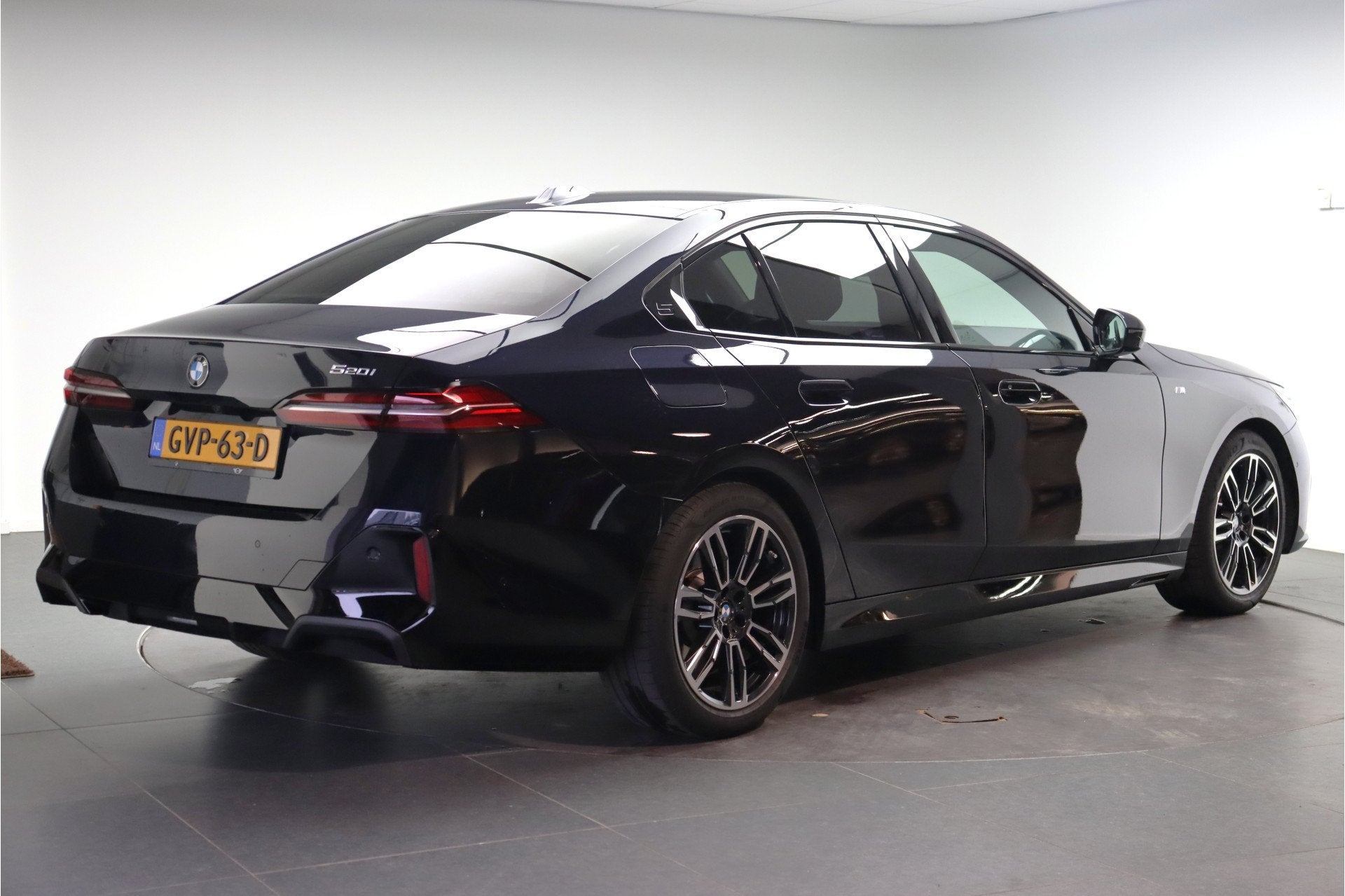 BMW 5 Serie 520i M Sport Automaat / Adaptieve LED / Parking, Auto's, 1998 cc, Achterwielaandrijving, Gebruikt, Zwart