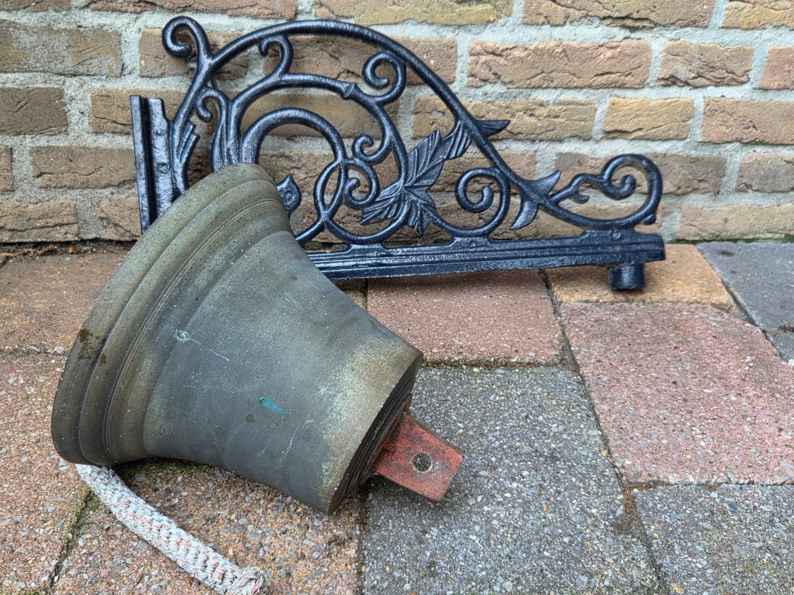 zeer zware bronzen  bel met  gietijzeren wandsteun.  14 kg, Ophalen