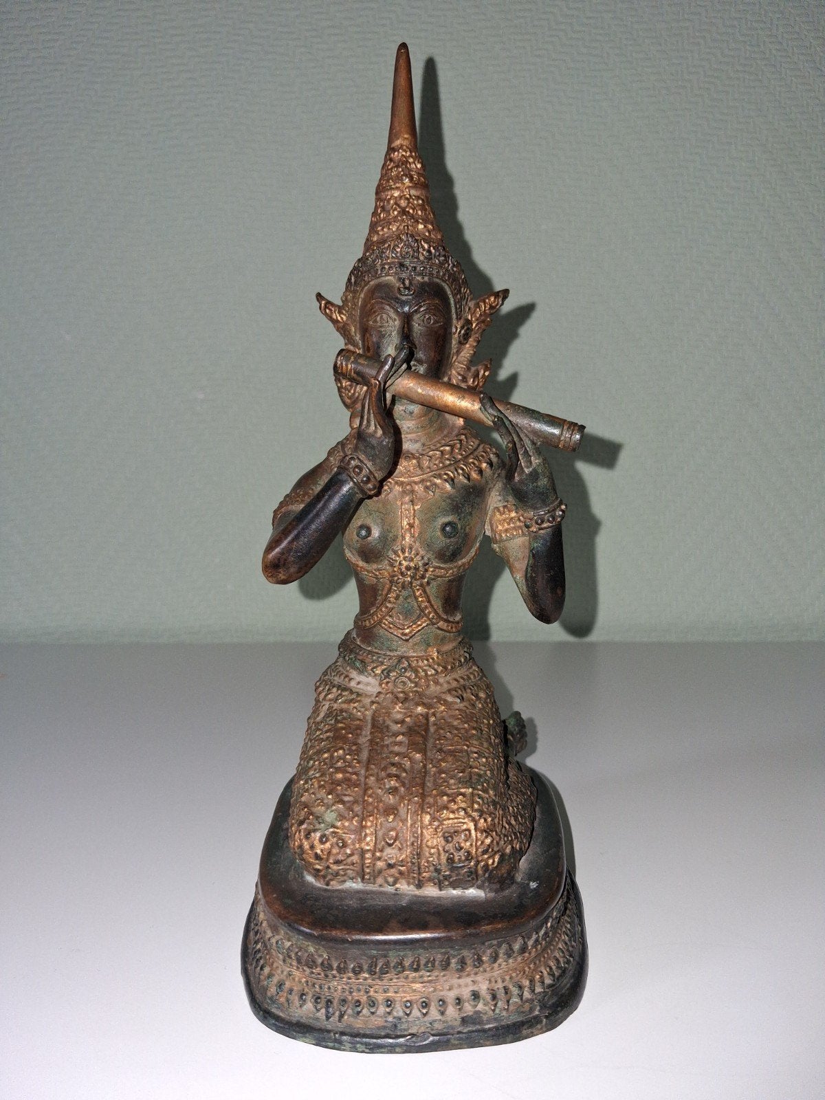Bronzen Thaise godin met fluit - Aziatische sculptuur, Ophalen of Verzenden