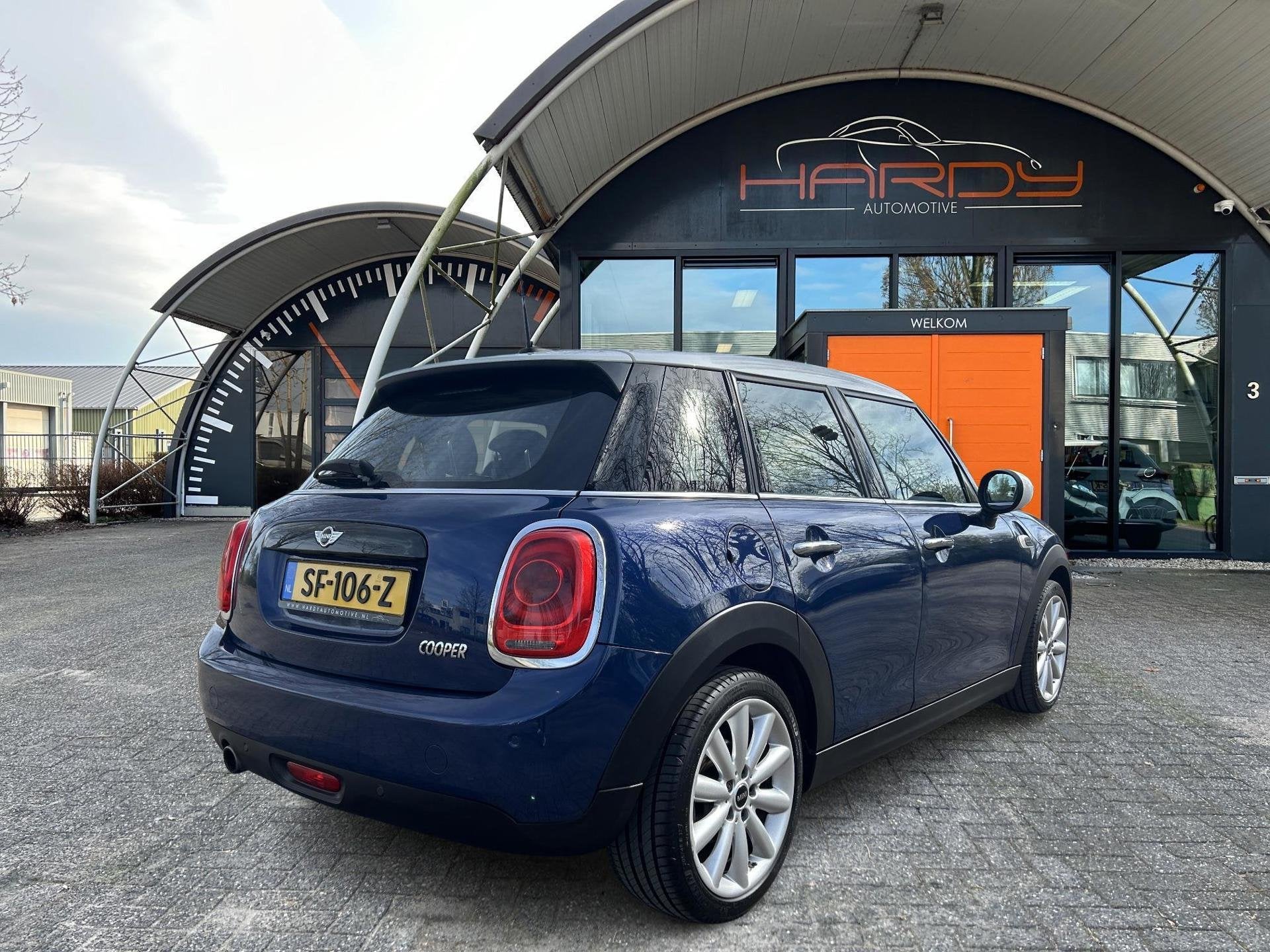 Mini Mini 1.5 Cooper Serious Business NAVI LED 1e EIG RIJKLA, Gebruikt, Blauw, 49 €/maand, Origineel Nederlands