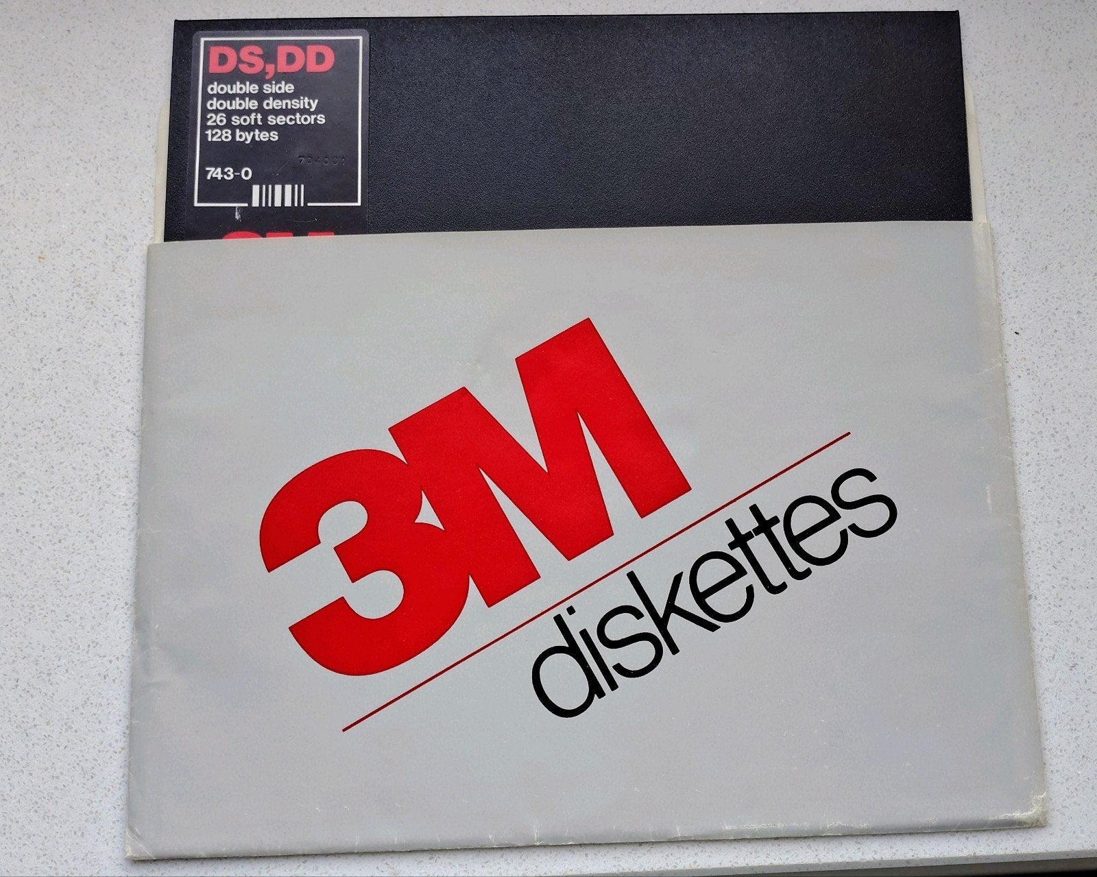 Foto 2 van IBM System 36 harddisk-pack schijf. Met 8" diskette