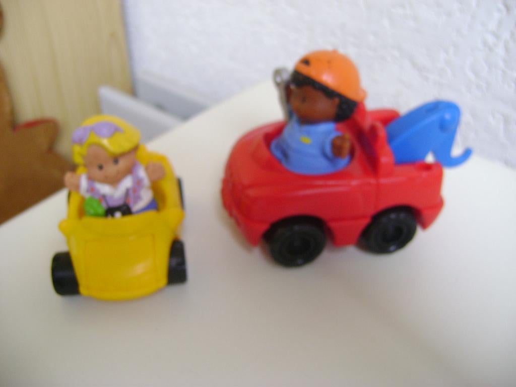 mattel  takelauto 12l met monteur en gele personenauto 8l, Ophalen of Verzenden, Zo goed als nieuw