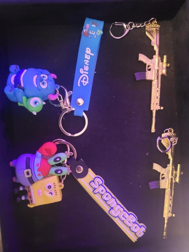 Leuke sleutelhangers - Disney, Spongebob, Geweer, Verzamelen, Speldjes, Pins en Buttons, Ophalen of Verzenden, Nieuw, Figuurtje