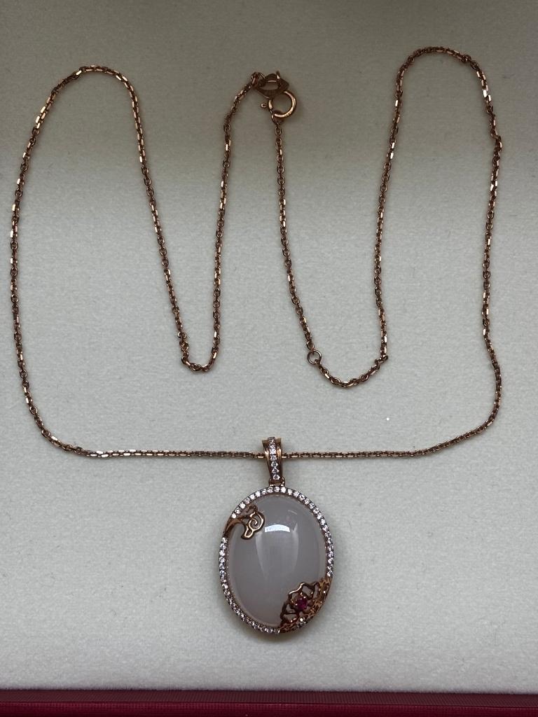 Chow Tai Fook jade ketting | roségoud, diamant halo, robijn, Nieuw, Ophalen of Verzenden, Met edelsteen, Goud