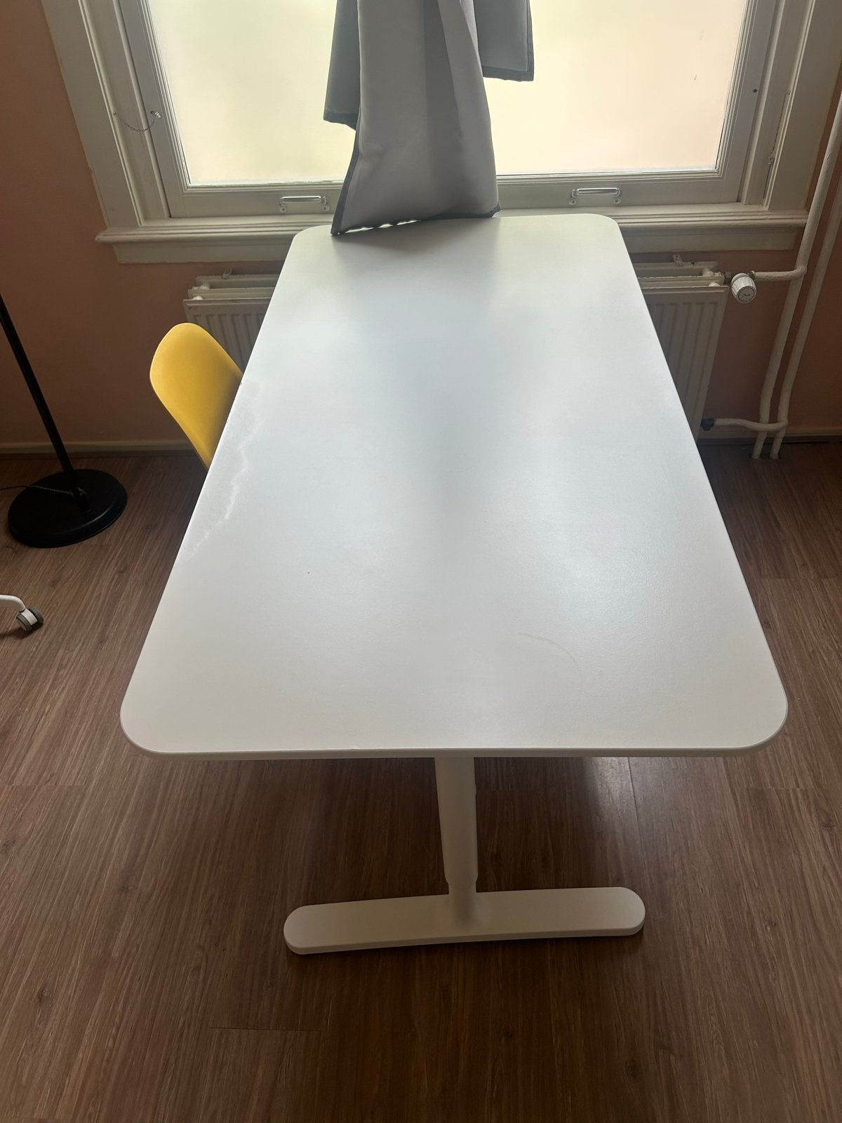 Ikea tafel: Witte rechthoekige tafel met metalen onderstel, Gebruikt, 100 tot 150 cm, Metaal, Vier personen