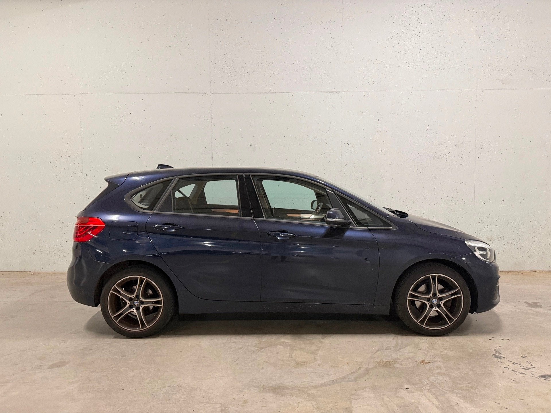 BMW 2-serie Active Tourer 218i High Executive Navi Clima Cru, Auto's, Voorwielaandrijving, Dealer onderhouden, Gebruikt, Blauw