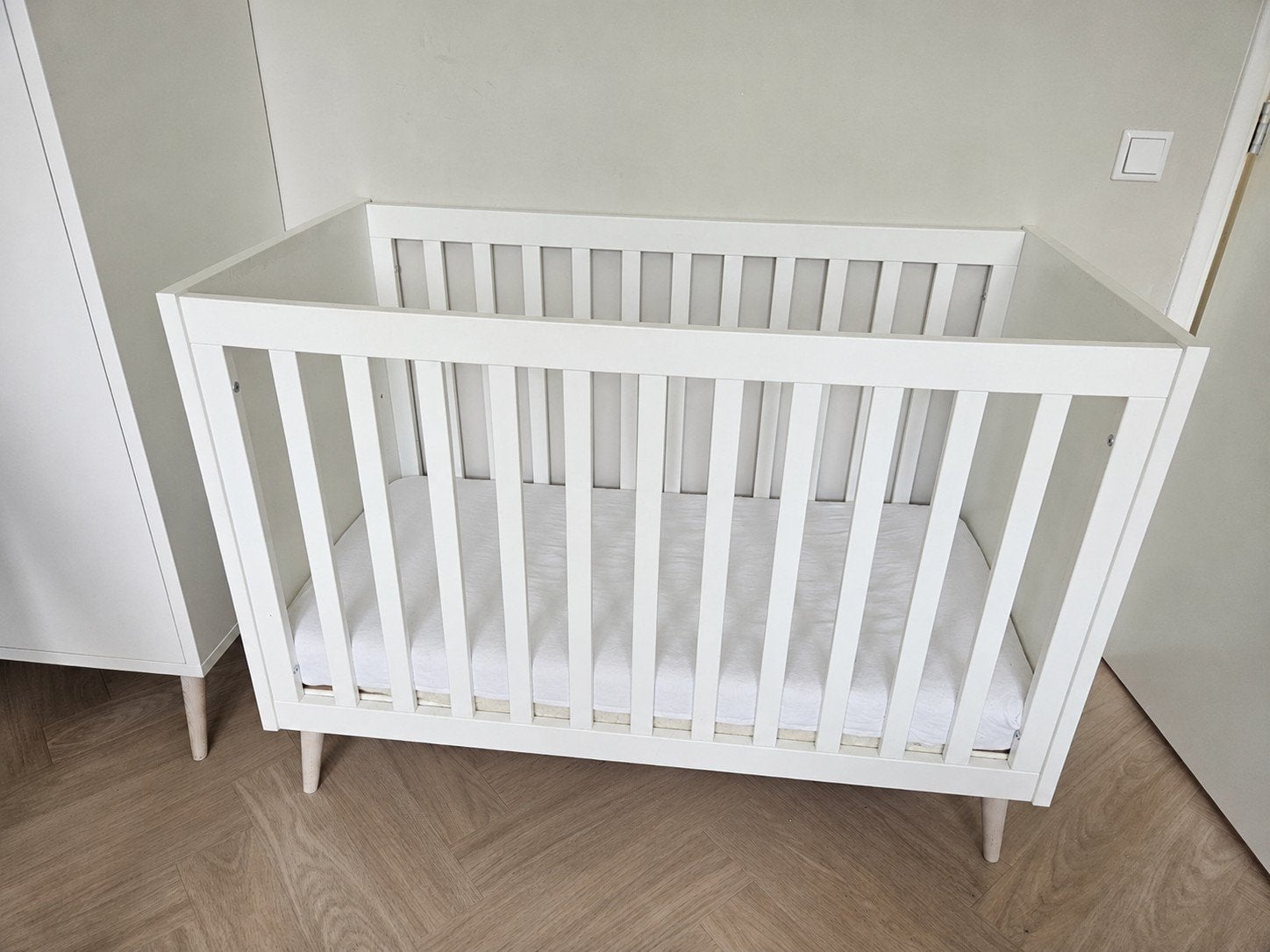 Europe Baby Sterre Ledikant - 60 x 120 cm - Wit / Naturel, Kinderen en Baby's, Babywiegjes en Ledikanten, Ophalen, Gebruikt, Ledikant