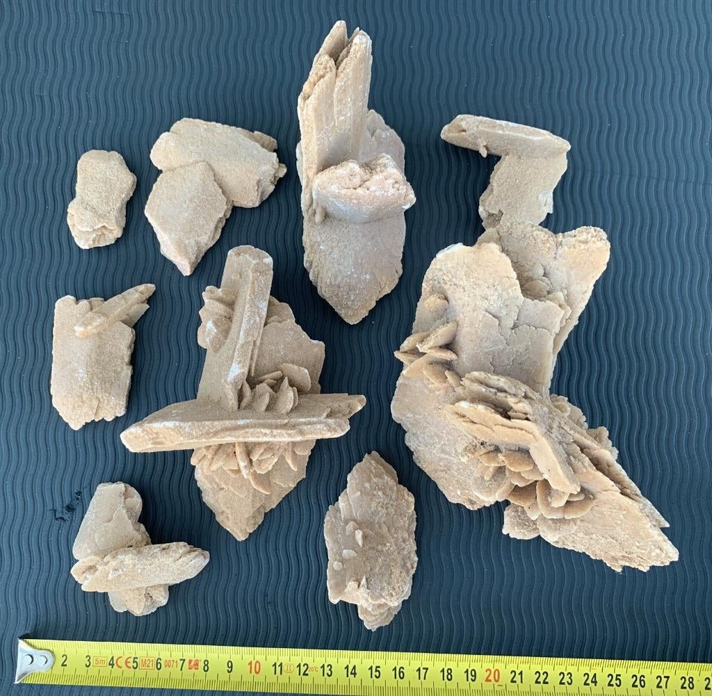 Set van 8 unieke Woestijnroos kristallen uit de Sahara, Ophalen of Verzenden, Fossiel